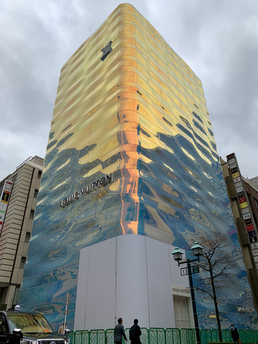  とわざわざ近くまで見に行った銀座並木通りのルイ・ヴィトンのビル