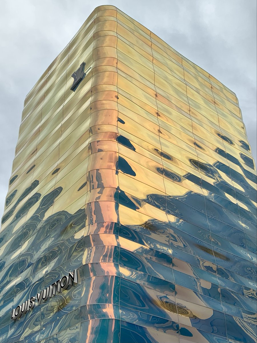  とわざわざ近くまで見に行った銀座並木通りのルイ・ヴィトンのビル