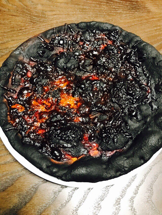 #お料理ヘタクソ選手権 溶岩にしか見えないピザ 