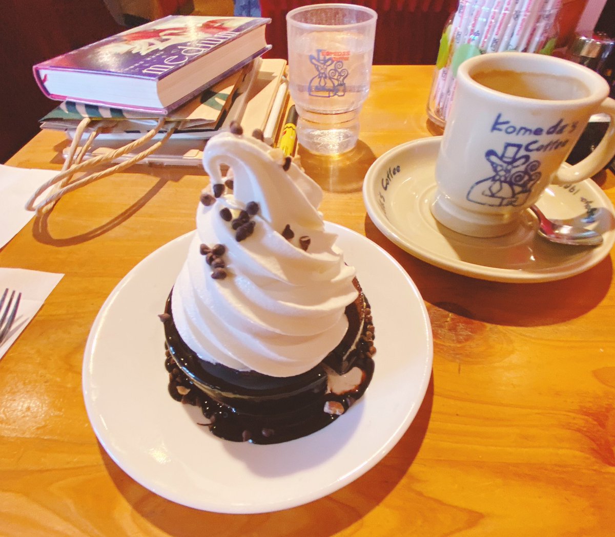 コメダに今日からのGODIVAコラボ食べに来たんだけどソフトクリームの量が見本と違うんよｗｗｗ #さすコメ 
