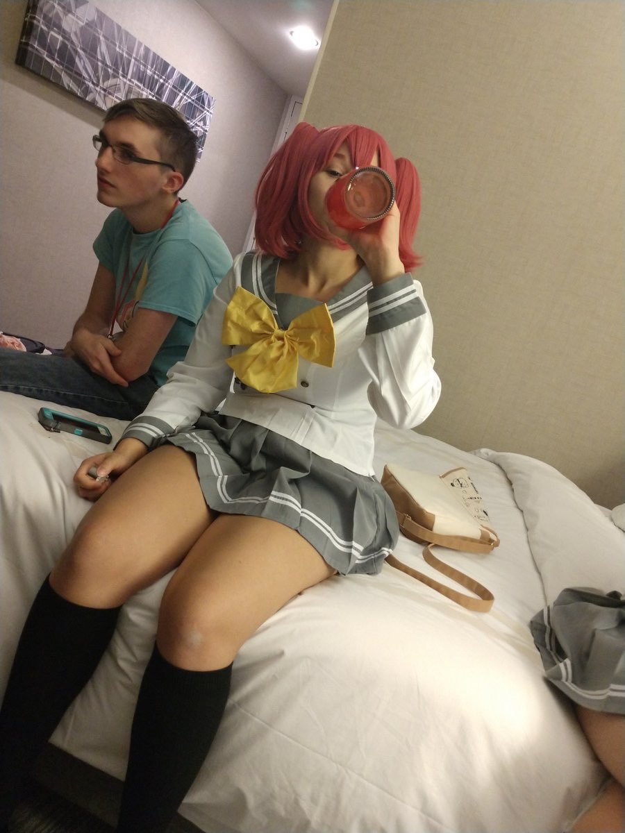 私、コスプレイヤーがふざけてキャラ崩壊注意って書いて投稿しているが恥ずかしながら少し決めている日本人よりも、海外のガチなコスプレイヤーが好きやわ 