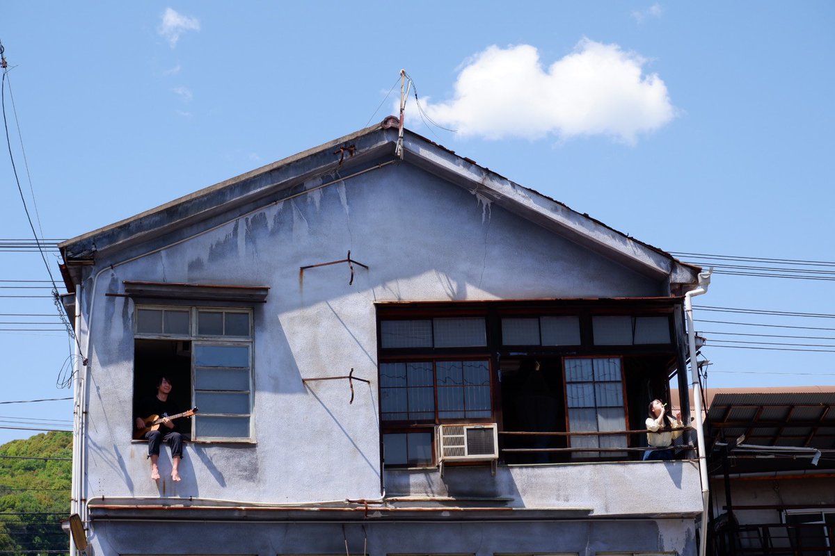 店の二階で、同居人がギターとシャボン玉を弾いていた