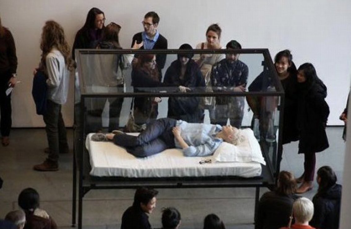 「美」を超越してしまった結果 寝てるだけで芸術品ということで NYの美術館のガラスケースにぶち込まれて展示されるティルダ・スウィントン 