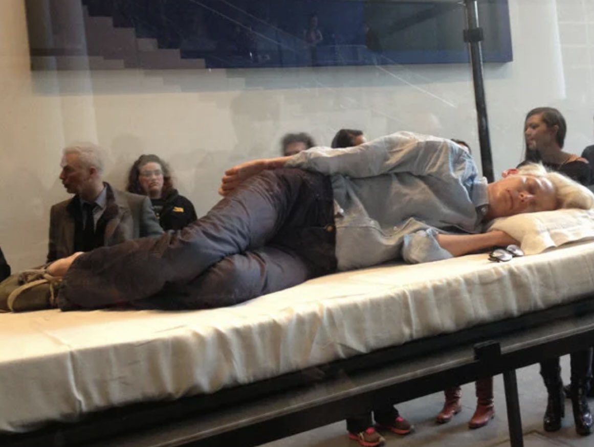 「美」を超越してしまった結果 寝てるだけで芸術品ということで NYの美術館のガラスケースにぶち込まれて展示されるティルダ・スウィントン 