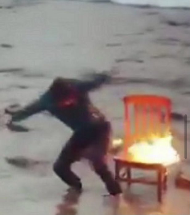 なぜか半分燃えてる椅子に座らされて 超キメ顔で写真撮られた後、 全力で緊急離脱するトム・ホランド 