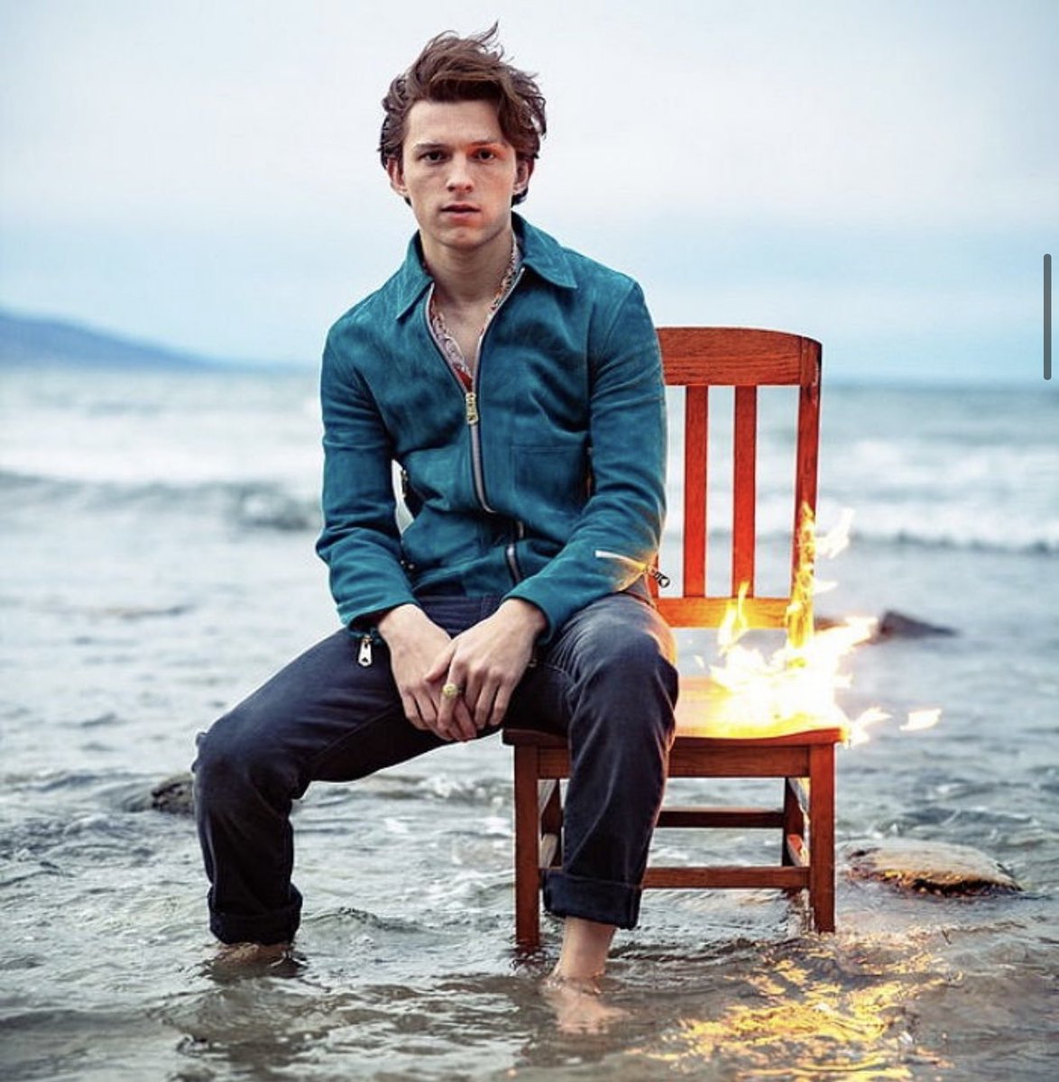 なぜか半分燃えてる椅子に座らされて 超キメ顔で写真撮られた後、 全力で緊急離脱するトム・ホランド 