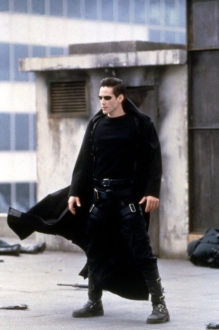 革命とも言える映像に予算ぶち込みすぎて 衣装にまったくお金を使えなかった『マトリックス』において、1メートル300円の激安生地で作られたコートを完璧に着こなすキアヌ 