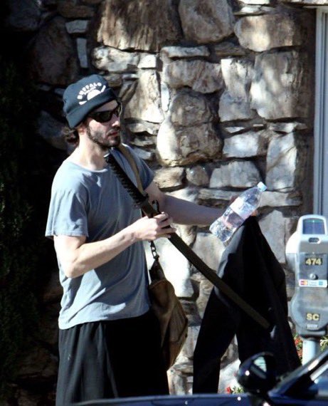 スマホ感覚で日本刀持ち歩いてることでお馴染みのキアヌだけど、冗談とかじゃなくてガチで普段から持ってる感じ好き 