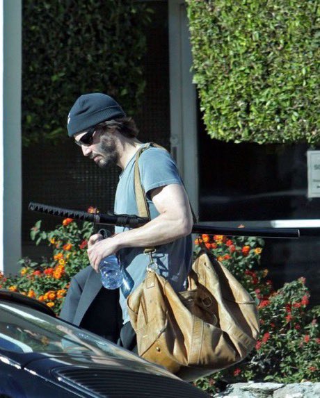 スマホ感覚で日本刀持ち歩いてることでお馴染みのキアヌだけど、冗談とかじゃなくてガチで普段から持ってる感じ好き