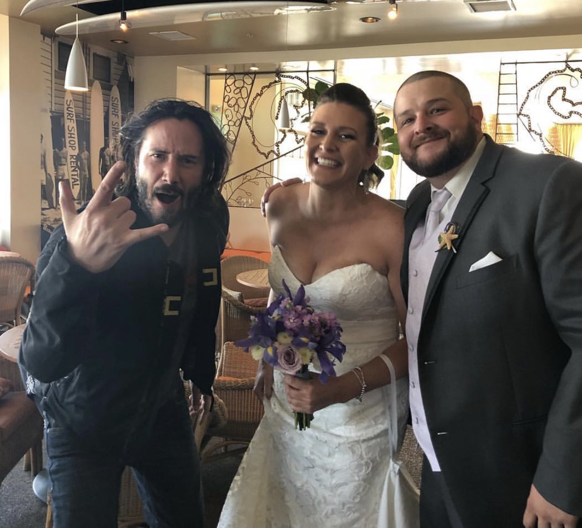 とある新郎新婦が ホテルで結婚式を開いていたところ たまたまバーで安定のおひとりさまぶちかましてるキアヌを新婦の母親が発見し、キアヌの大ファンの娘のために勇気を振り絞って話しかけた結果、 テンションぶち上げで新郎新婦にお祝いの言葉をかけ、ノリノリで記念写真に応じるキアヌ