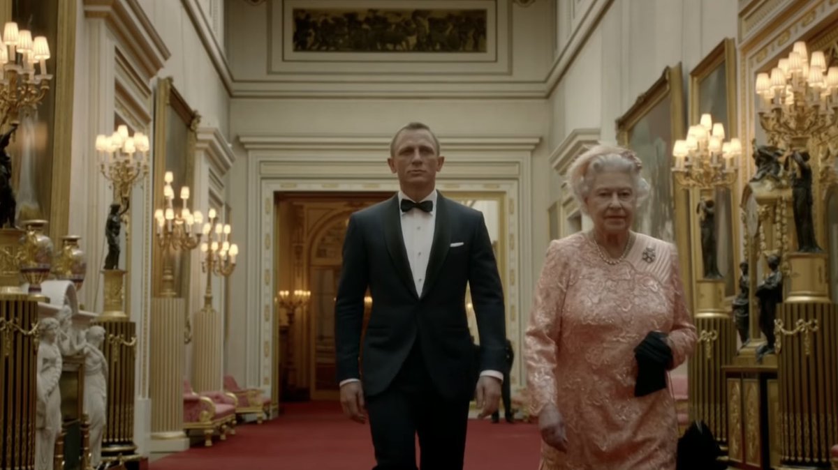英国の象徴である女王陛下にダメ元で「オリンピックの開会式に007と共演してくれませんか