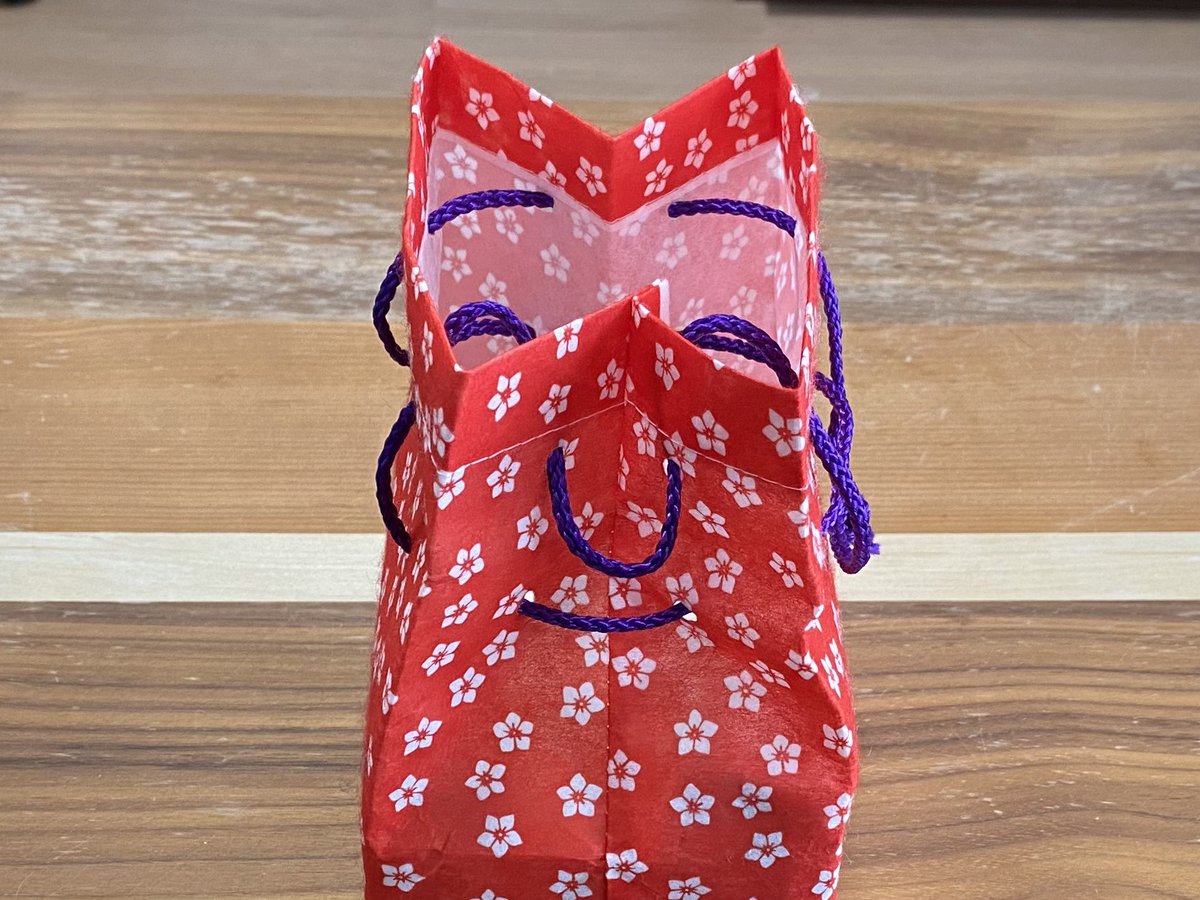 信玄餅の袋が不敵な笑みを浮かべてて怖すぎる 