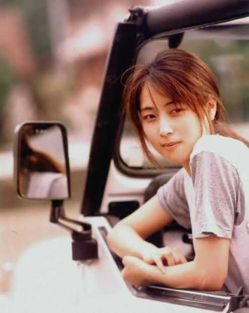 バブル時代に美人と言われてた女優さんっていまいち可愛さが伝わってこなかったりするんだけどZARDの坂井さんだけはマジで平成貫いて令和でも納得のいく可愛さ満点の美人なんだよな... 