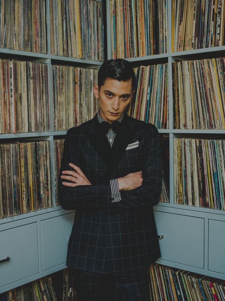 自分的に純日本人で一番骨格の整い方がケタ違いやなと思ってるパリコレモデルの朝比奈秀樹さん、この顔面に身長186cmなのもはや歩く彫刻やんな 私は初めて1,2枚目を見た時ロシア人や思いました てか人間の顔ってこんな整っとってエエんか