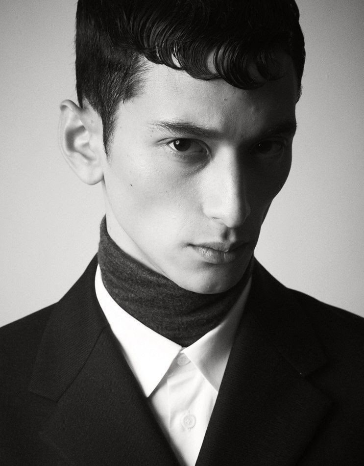 自分的に純日本人で一番骨格の整い方がケタ違いやなと思ってるパリコレモデルの朝比奈秀樹さん、この顔面に身長186cmなのもはや歩く彫刻やんな 私は初めて1,2枚目を見た時ロシア人や思いました てか人間の顔ってこんな整っとってエエんか