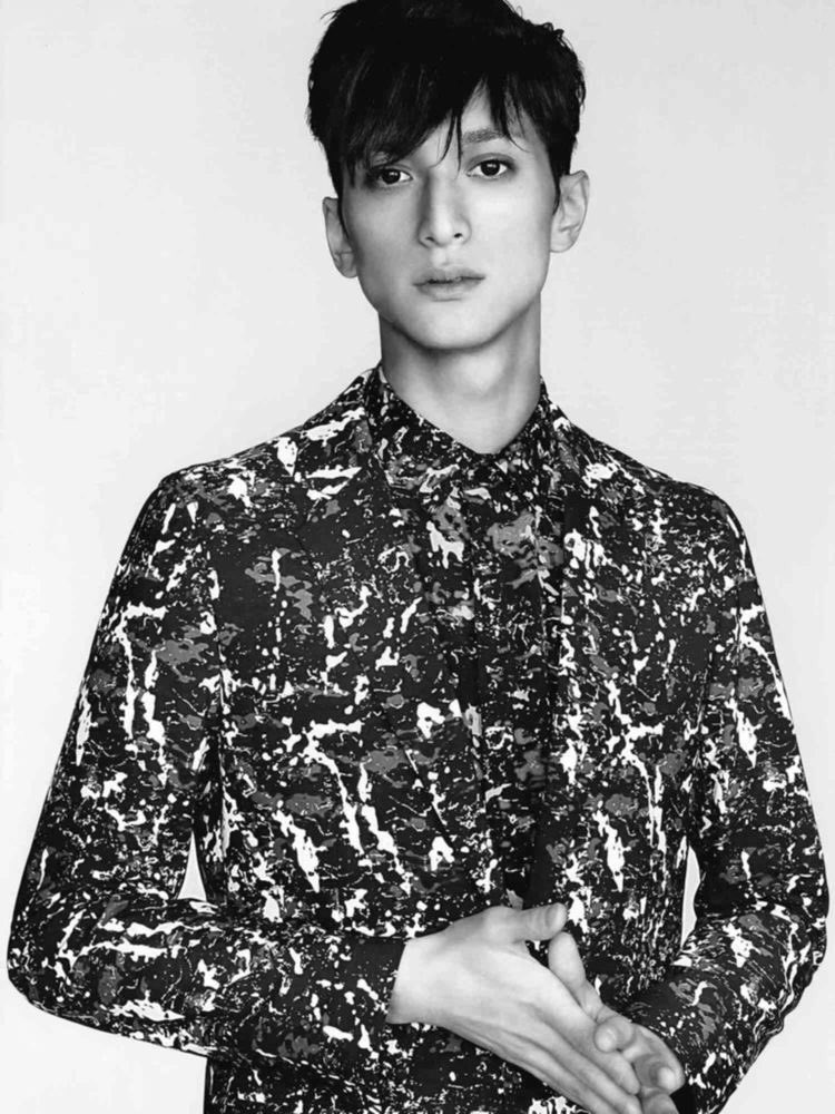 自分的に純日本人で一番骨格の整い方がケタ違いやなと思ってるパリコレモデルの朝比奈秀樹さん、この顔面に身長186cmなのもはや歩く彫刻やんな 私は初めて1,2枚目を見た時ロシア人や思いました てか人間の顔ってこんな整っとってエエんか