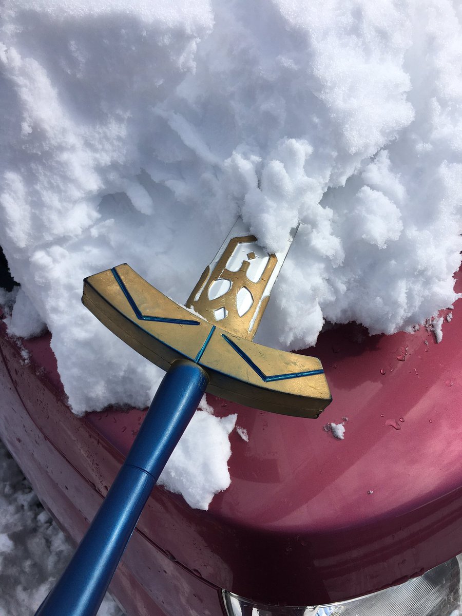 オギャャァァァァ😭😭😭😭😭😭😭😭😭😭（雪かきできるもの積んでなかったので車にあったエクスカリバーで雪かきしてる） 