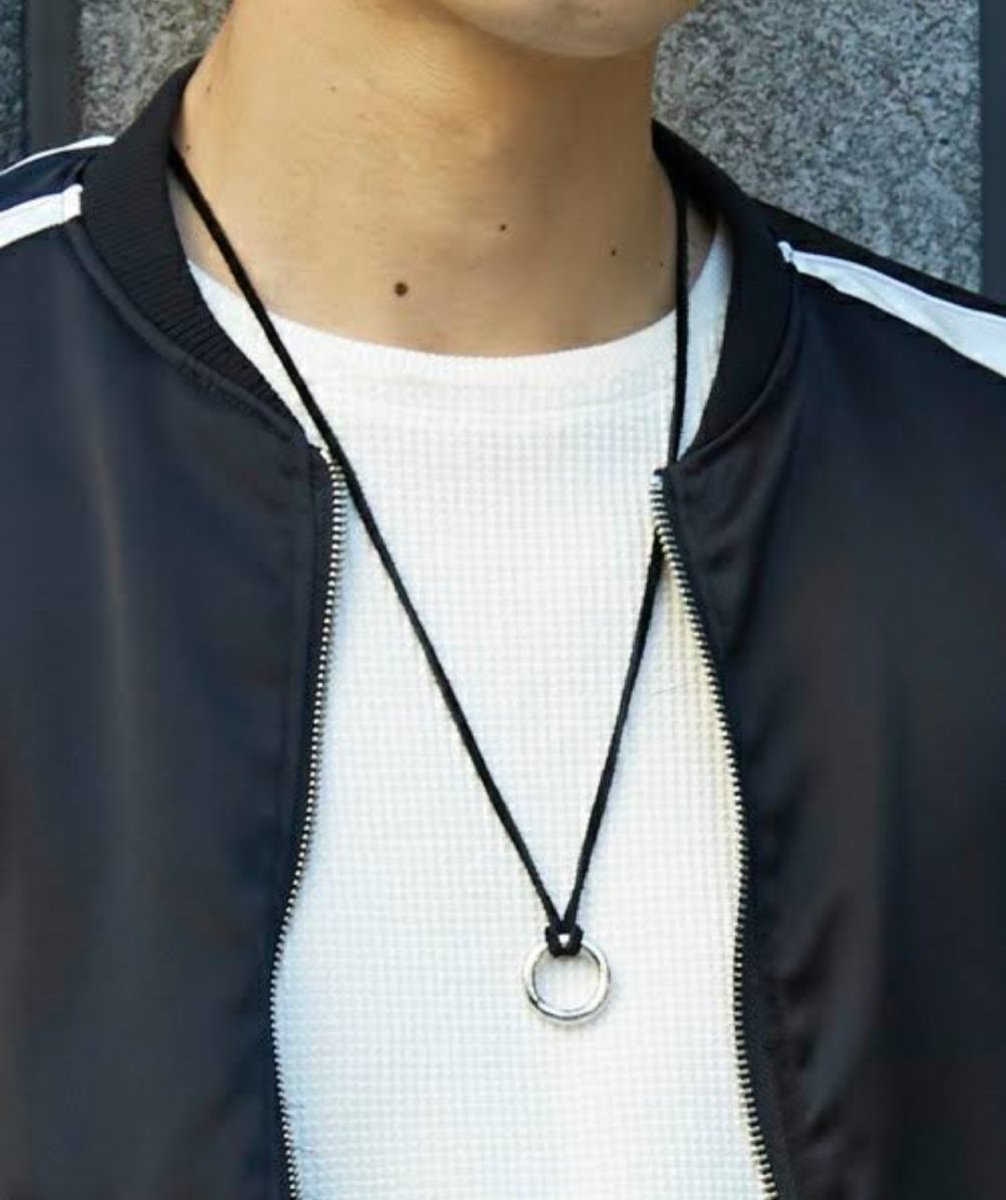 最近「小学生の工作みたいなネックレス」つけてるイキリ男子大学生がゴキブリ並の繁殖力で増えてきたので大学行きたくない 