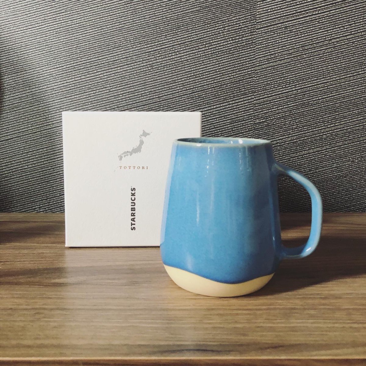 青い釉薬のなだらかな曲線が本当に空と砂丘みたいで綺麗 