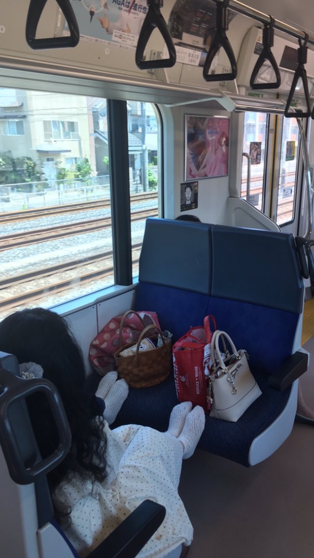 電車の対面座席を利用する人に言いたい 対面座席は人が座るところで荷物置きでも足置き場でもない ましてや席に座りたい人が来た時に睨みつけるなどもってのほかだ あえてこういう利用している女性の方々の顔は隠しましたがこういう使い方してる人は猛省してほしい 