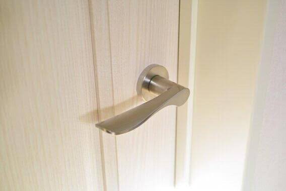 法衣のように袂の広い装いと現代家屋の相性の悪さは非常に根深い問題である