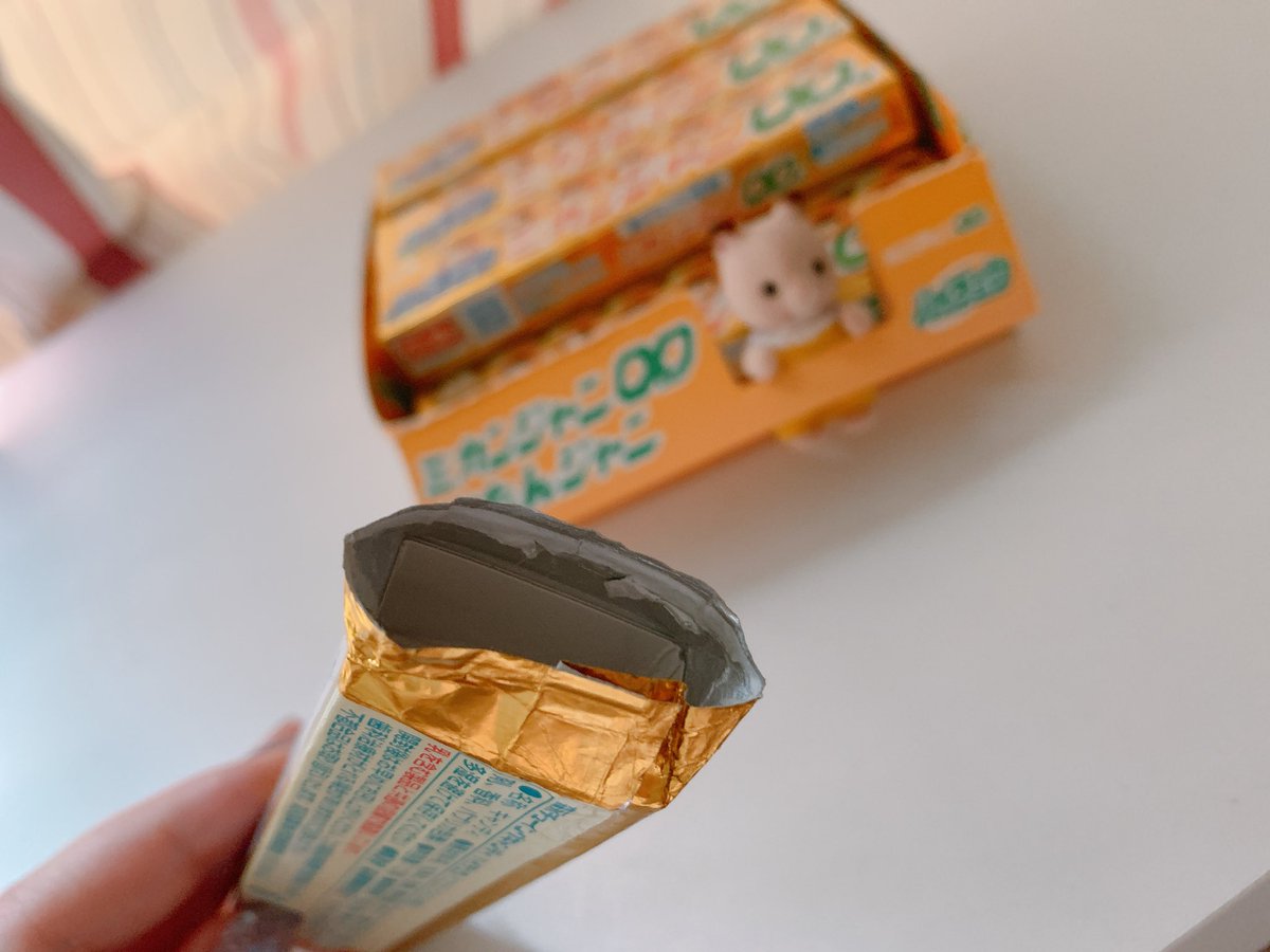 ハイチュウ後ろから開けて中身全部出して四角く折った厚紙入れると綺麗にパッケージ保存できるよ☝️ 