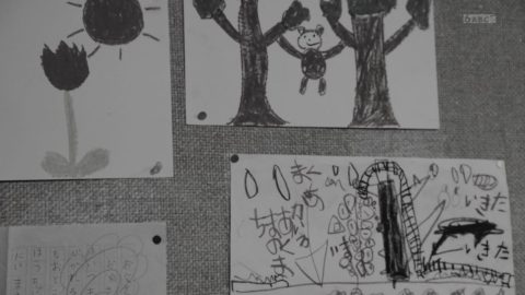 ゼロワンの新屋敷の回想シーンに 不気味な絵が混じってたんやけどなんなんやろこれ  右から読むと 「いきた いきた まくあがいる あくまのまち」  伏線とかでは無いと思うねんけど 普通に怖い 