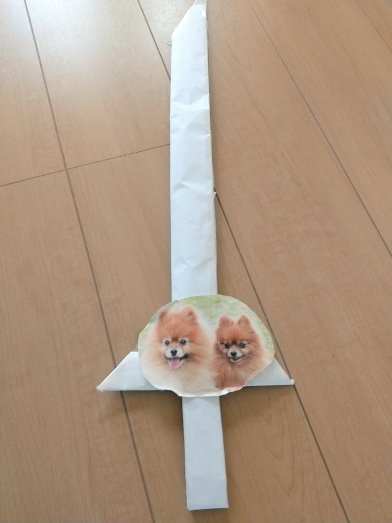 掃除機かけてたら旦那が子供に作ったと思われる雑な剣出てきてめちゃ笑ってる 