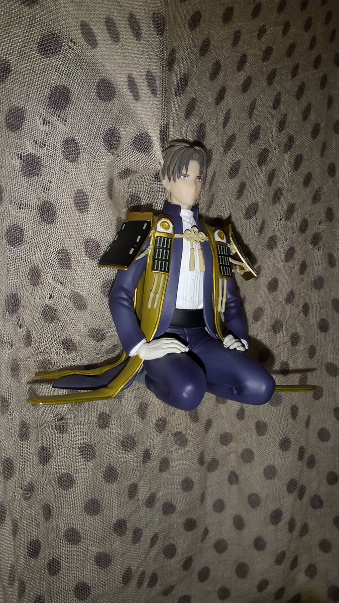 何がどうなったら1m以上上から落ちて間に机とか色々あるのに最終的に布に引っかかって空中に浮くの