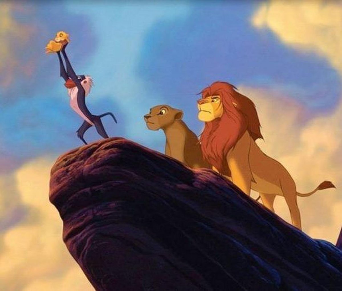 入園式の時に、名前を呼ばれたらお子様を抱っこしながら立ち上がって皆様にお顔見せて下さいね☺️って保育士さんが言って、名前を呼ばれたトップバッターのお父さんが緊張し過ぎてライオンキングになってた