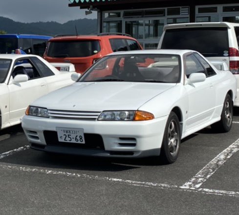  色はホワイトでフル純正、写真上だとプロ目ですが今は角目に変わってます