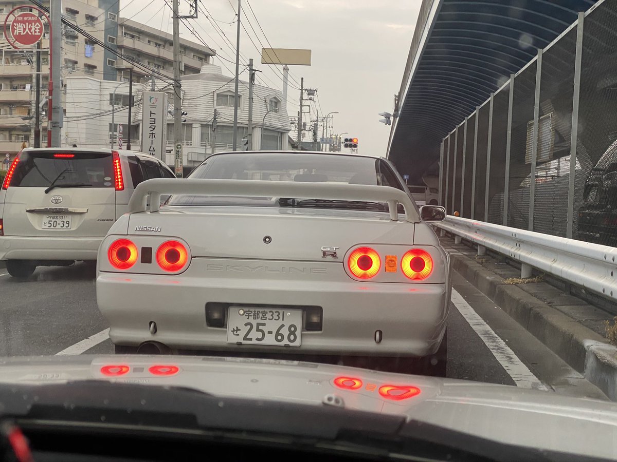  色はホワイトでフル純正、写真上だとプロ目ですが今は角目に変わってます