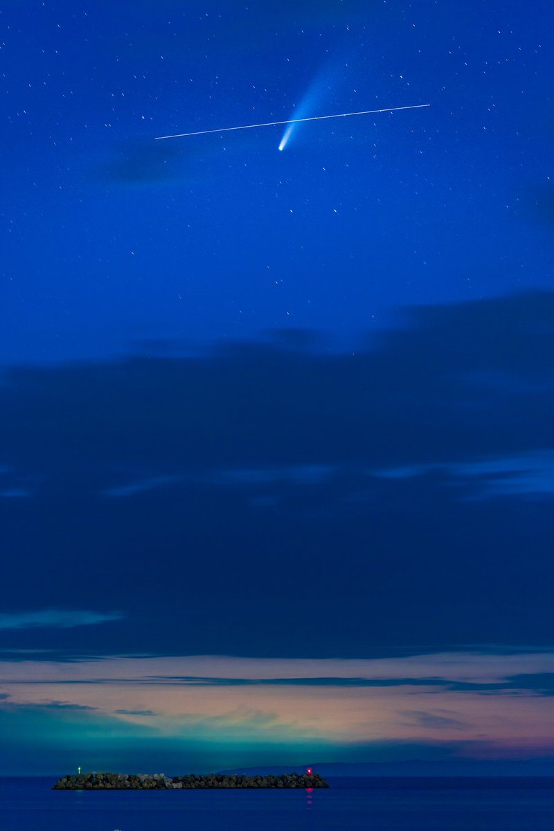 2020年に飛来したネオワイズ彗星と国際宇宙ステーションが交差した瞬間を偶然とらえた写真（縦構図 タップ推奨）  #お前よくぞそんなもん撮ってたな選手権 