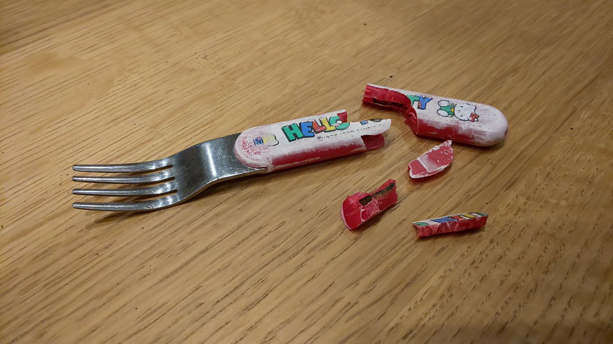 ケーキ食べてたらワイが幼稚園の頃から使ってるキティちゃんのフォークが砕けた