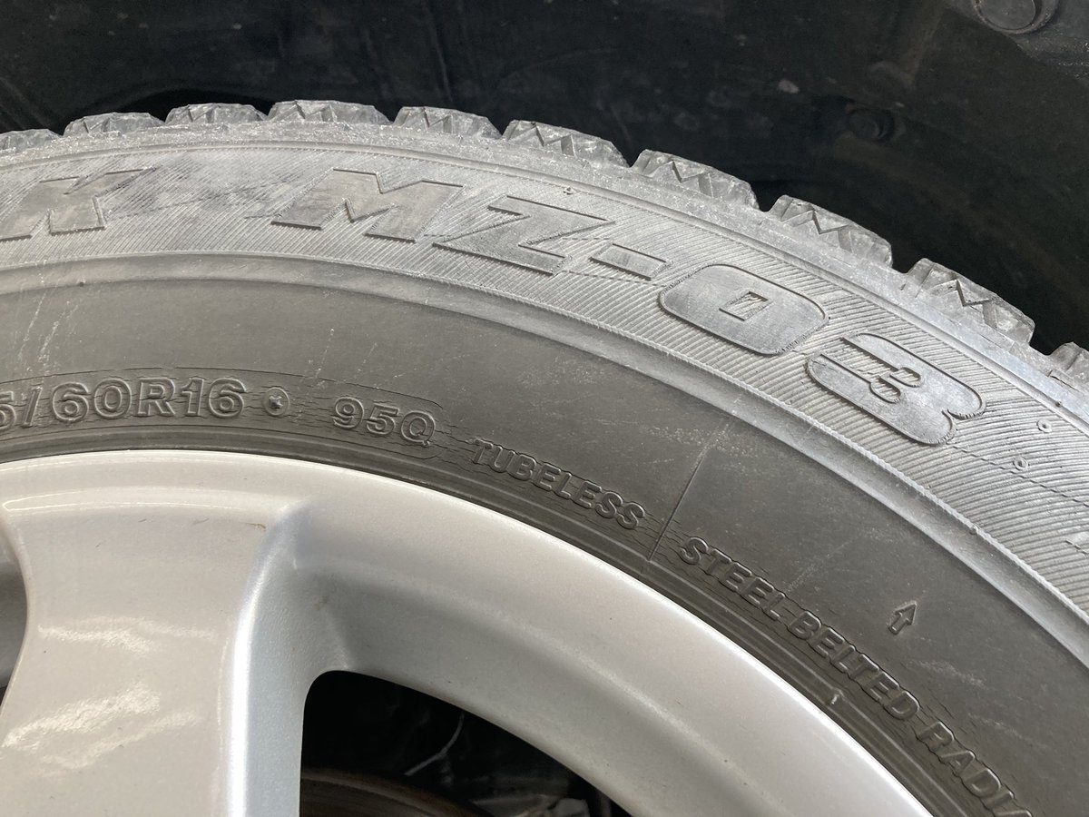 オイル交換で入庫したおクルマに20年前に製造されたスタッドレスタイヤが装着されていました