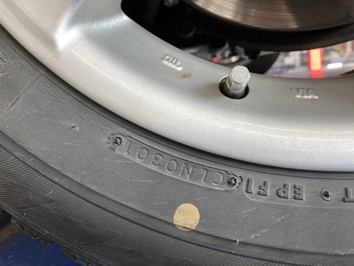 オイル交換で入庫したおクルマに20年前に製造されたスタッドレスタイヤが装着されていました