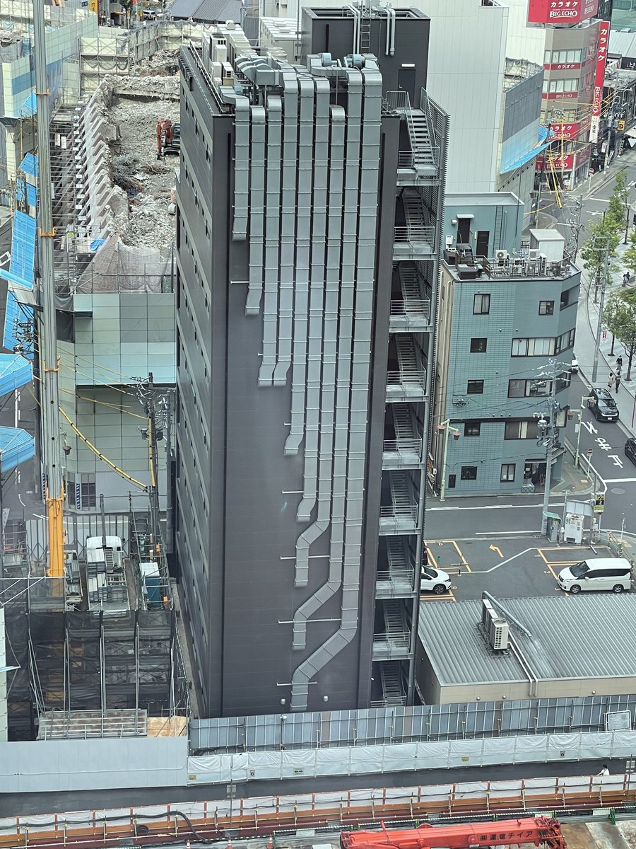 隣のビルが無くなったことで、建物の血管が露わになった。 