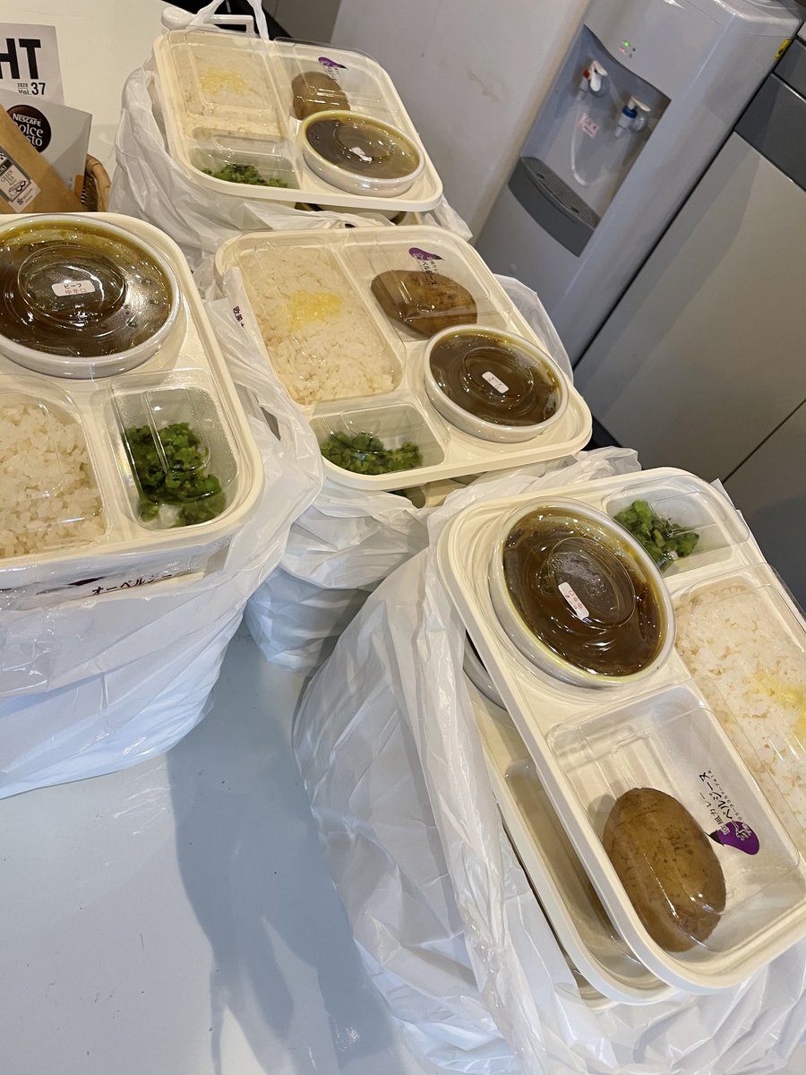   会場から続々と転送されてくる夜のお弁当カレー