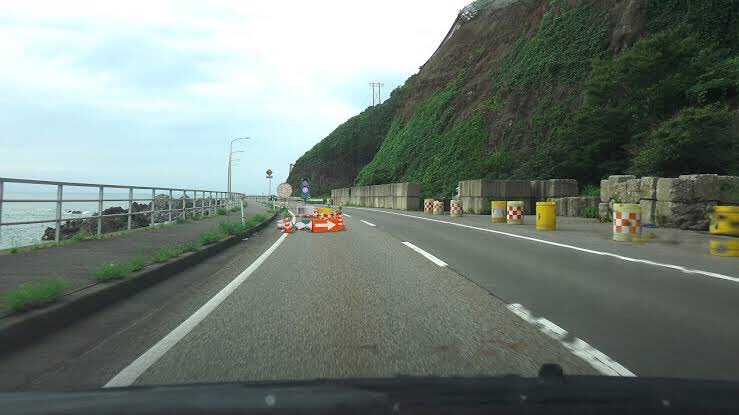 この何の変哲もない道路の写真で沢山の人が笑顔になれるの面白すぎでしょ