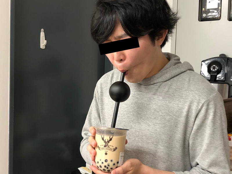 周りのタピオカユーザーに差をつけたいので、クッソでかいタピオカを吸ってるように見えるストローを作りました 
