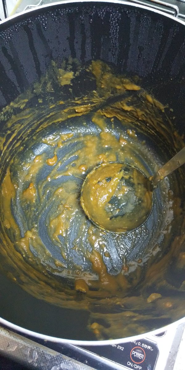 カレーを作った鍋を洗うのにお湯を沸騰させて､そのお湯を捨ててキッチンペーパーで拭くと話題になりましたけど､ご飯と卵を入れて加熱しながらかき混ぜると､鍋にこべり付いたカレーを綺麗に絡め取ってくれるし流しに油を流すことなく最後まで美味しくカレーがいただけますよ