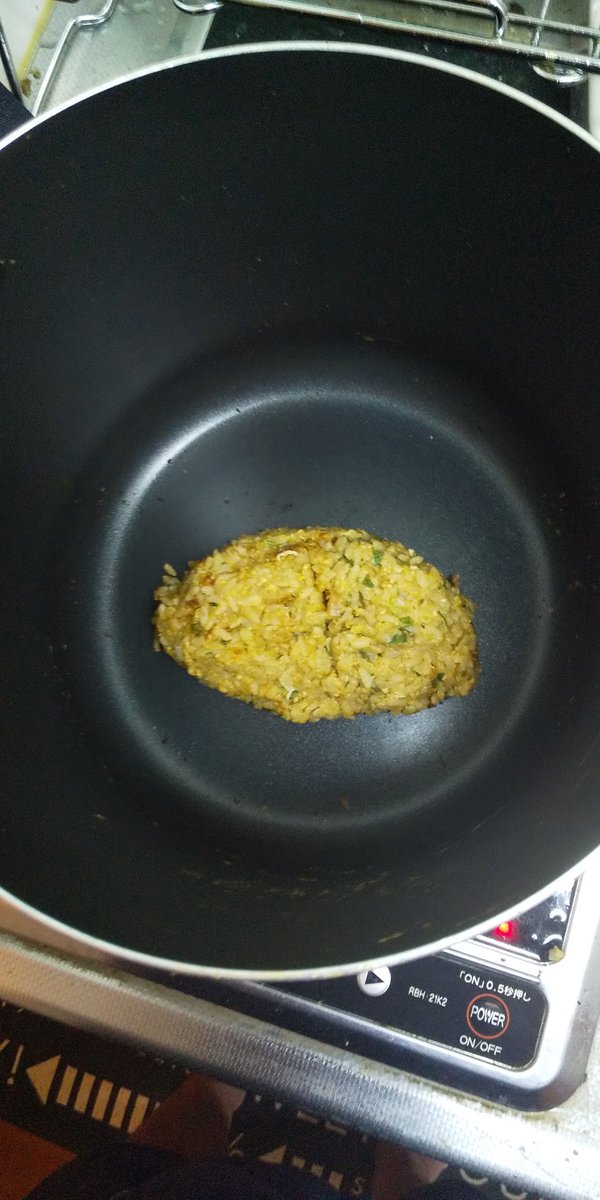 カレーを作った鍋を洗うのにお湯を沸騰させて､そのお湯を捨ててキッチンペーパーで拭くと話題になりましたけど､ご飯と卵を入れて加熱しながらかき混ぜると､鍋にこべり付いたカレーを綺麗に絡め取ってくれるし流しに油を流すことなく最後まで美味しくカレーがいただけますよ