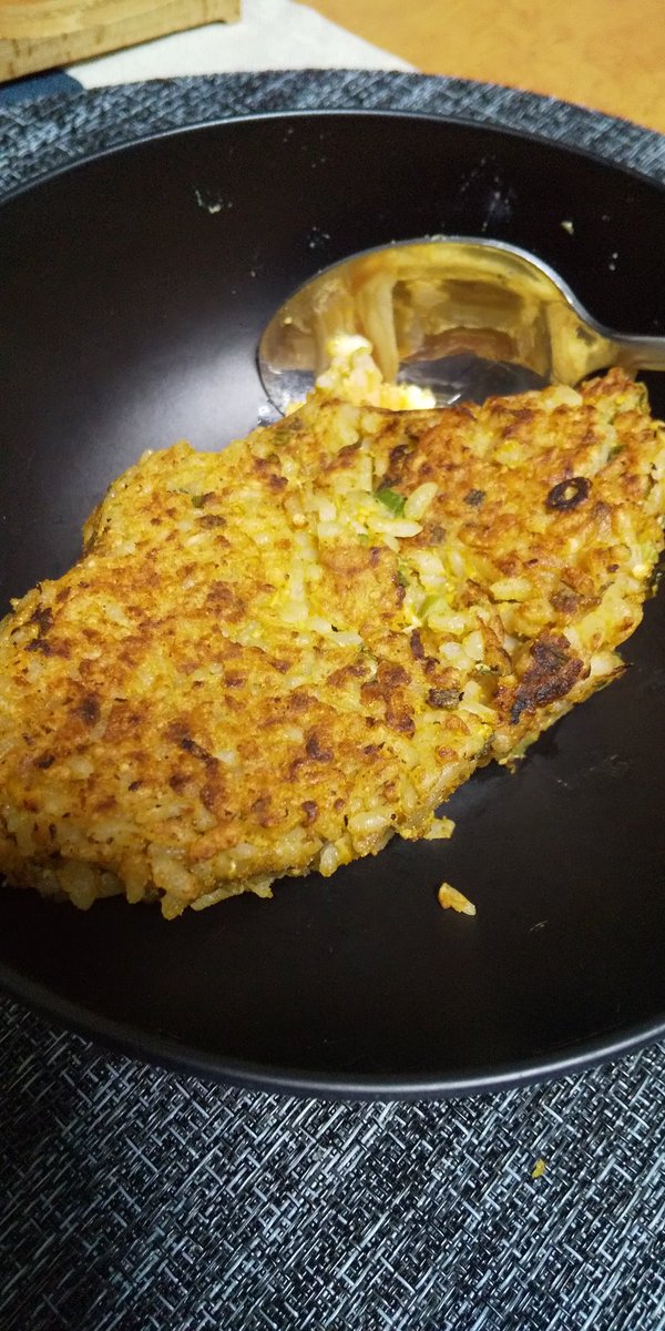 カレーを作った鍋を洗うのにお湯を沸騰させて、そのお湯を捨ててキッチンペーパーで拭くと話題になりましたけど、ご飯と卵を入れて加熱しながらかき混ぜると、鍋にこべり付いたカレーを綺麗に絡め取ってくれるし流しに油を流すことなく最後まで美味しくカレーがいただけますよ