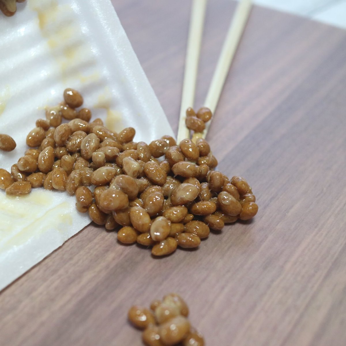 粘土で『納豆〜絶望を添えて〜』をつくりました 