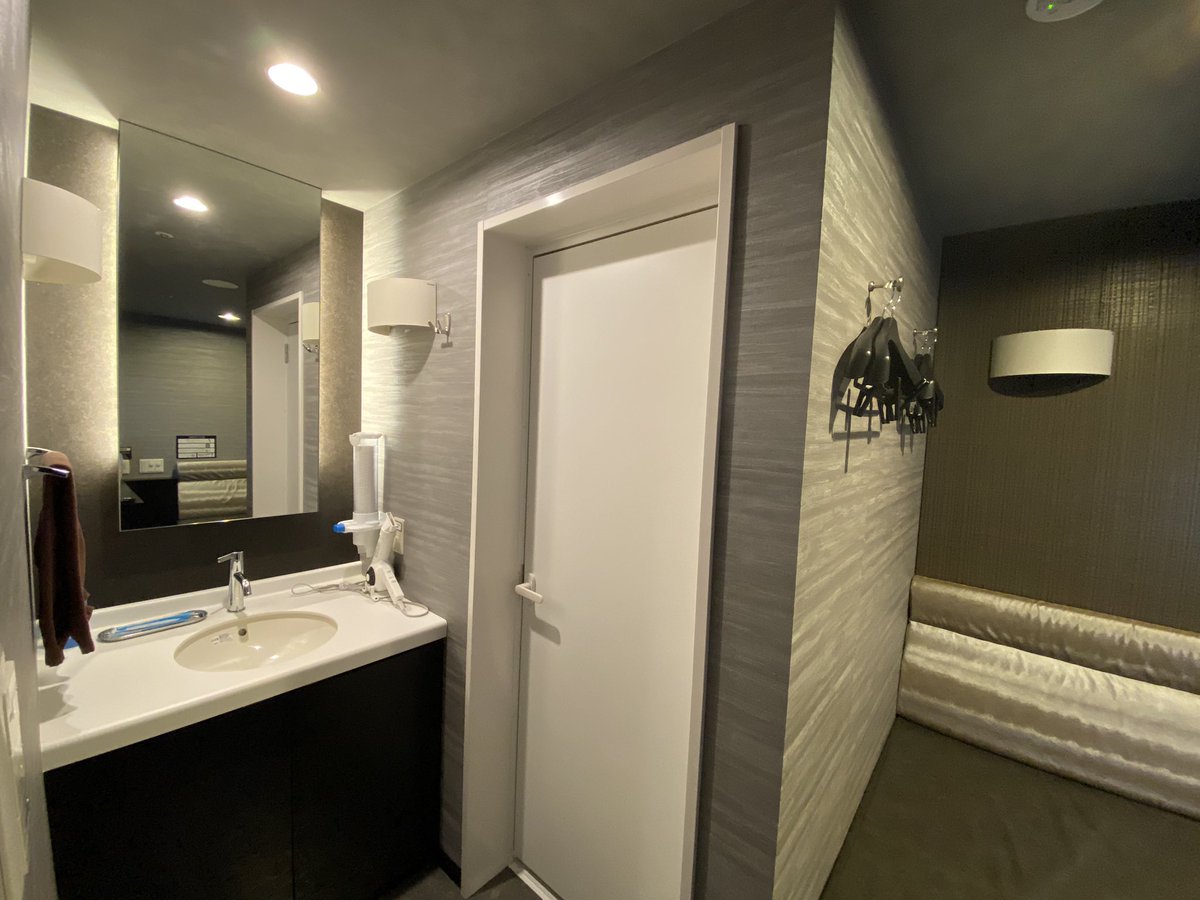 旅行オタクの強い味方 快活CLUB 千里本店には水周りが付いた完全鍵付き個室快活ルームなるものがある 部屋には自由に使えるトイレ、シャワー、洗面台が完備されていて勿論飲み物ソフトクリーム飲み放題 夜間8時間なら最安2,991円で泊まれる 