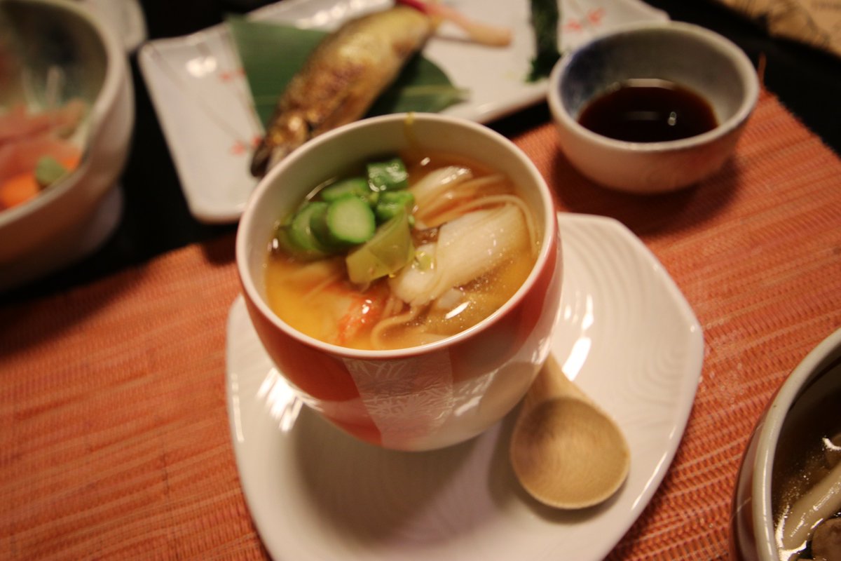 ちょっとぉぉ‼️‼️ 日本の旅館は何を考えてるのぉぉ‼️‼️ こんなに美味しそうなものをいっぱい出してぇぇ‼️‼️ 絶対に食べれないと思ったら、あっという間に食べてしまったでしょぉぉ‼️‼️ しかも一泊二日で一万円ぐらいで温泉も入れるってどういうことぉぉ‼️‼️ ふざけるなぁぁ‼️‼️ もう二度と行くぅぅ‼️‼️