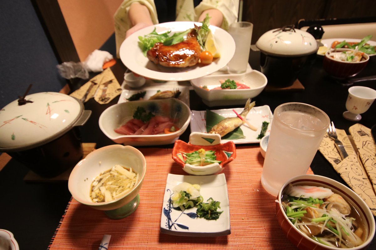 ちょっとぉぉ‼️‼️ 日本の旅館は何を考えてるのぉぉ‼️‼️ こんなに美味しそうなものをいっぱい出してぇぇ‼️‼️ 絶対に食べれないと思ったら、あっという間に食べてしまったでしょぉぉ‼️‼️ しかも一泊二日で一万円ぐらいで温泉も入れるってどういうことぉぉ‼️‼️ ふざけるなぁぁ‼️‼️ もう二度と行くぅぅ‼️‼️