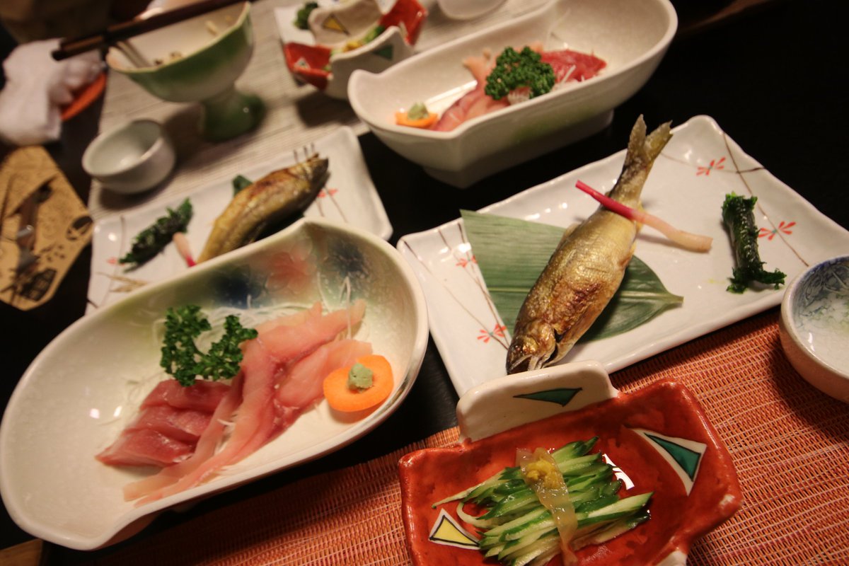 ちょっとぉぉ‼️‼️ 日本の旅館は何を考えてるのぉぉ‼️‼️ こんなに美味しそうなものをいっぱい出してぇぇ‼️‼️ 絶対に食べれないと思ったら、あっという間に食べてしまったでしょぉぉ‼️‼️ しかも一泊二日で一万円ぐらいで温泉も入れるってどういうことぉぉ‼️‼️ ふざけるなぁぁ‼️‼️ もう二度と行くぅぅ‼️‼️