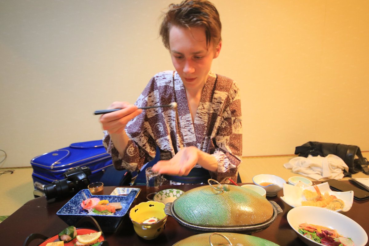 我が名はアルトゥル‼️ 日本の皆様に伝えたい‼️ 初めて日本に行って憧れの温泉旅館に泊まった時に頂いたご飯がこれは大変‼️ 毎日泊まりたい‼️ 美しさに感動し息が止まる‼️ なんだこのご飯入れる箱‼️ こんな可愛い箱見たことない‼️ 美味しいご飯いただける旅館にはおとといきやがるから覚悟してたもれ‼️