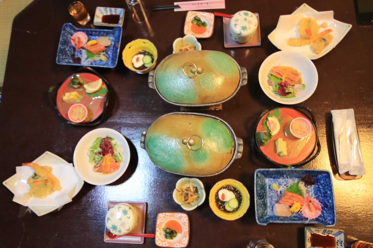 我が名はアルトゥル‼️ 日本の皆様に伝えたい‼️ 初めて日本に行って憧れの温泉旅館に泊まった時に頂いたご飯がこれは大変‼️ 毎日泊まりたい‼️ 美しさに感動し息が止まる‼️ なんだこのご飯入れる箱‼️ こんな可愛い箱見たことない‼️ 美味しいご飯いただける旅館にはおとといきやがるから覚悟してたもれ‼️
